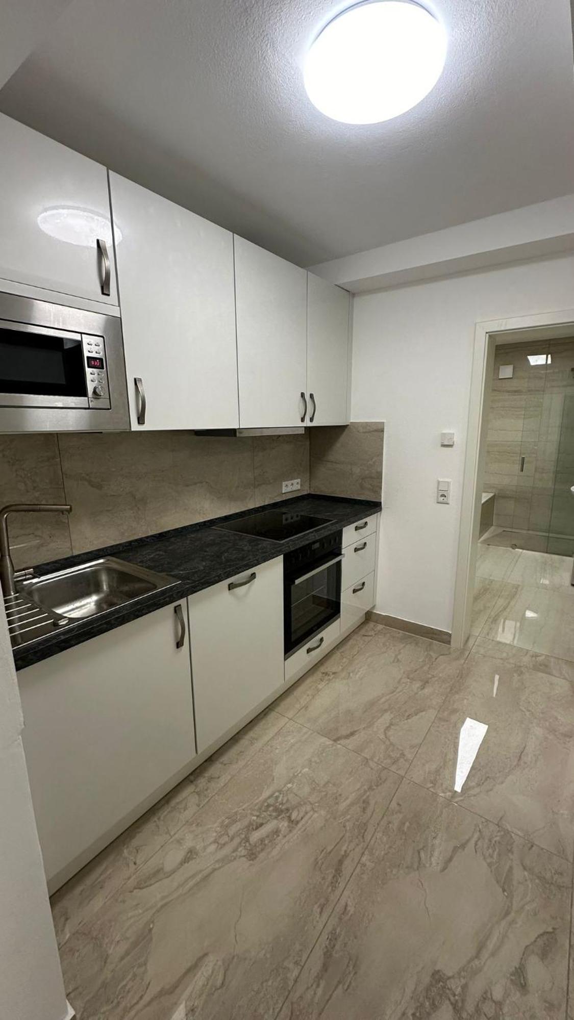 One Bedroom Souterrain With Kitchen And Personal Bathroom München